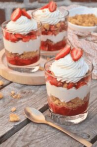 Verrine façon pavlova aux fruits rouges